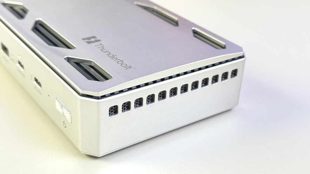 機身周圍都開設了散熱口,並內藏風扇,以應對 200W 以上供電和高速數據傳輸所產生的熱力。