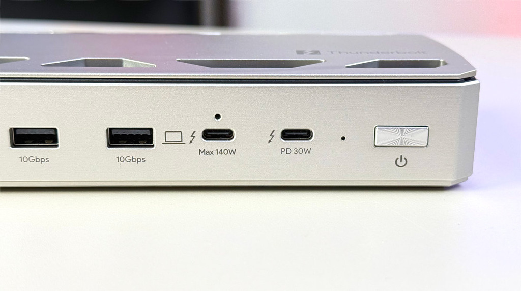 正面的上下行 Thunderbolt 5 接口,上行(中)支援 140W 供電,下行(右)亦支援 30W。