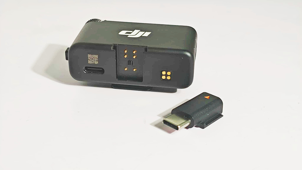 DJI Mic 3 會配備手機用的 USB-C 轉接器,不過如果仍在使用 iPhone 14 系列,即是舊有 Lightning 接口的 iPhone 用家,就需要另購 Lightning 轉接器 (售價 HKD 109)。