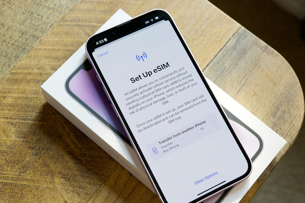 使用 eSIM ,就能同時登記多個號碼,使用漫遊數據,也不用換卡。其實會比傳統 SIM 卡方便得多。