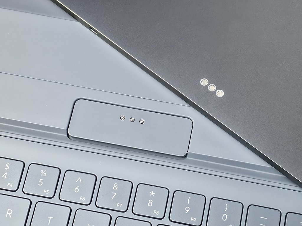 Tab S11 改變了機身跟鍵盤接點設計,令到鍵盤在 Notebook 模式下才會接觸供電,換言之令平板可以更加省電。