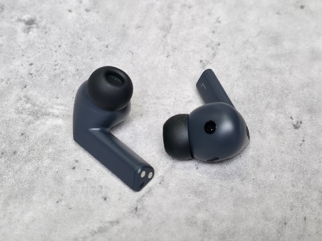 Galaxy Buds3 FE 延續了 Buds3 系列的 Blade Design 設計語言。