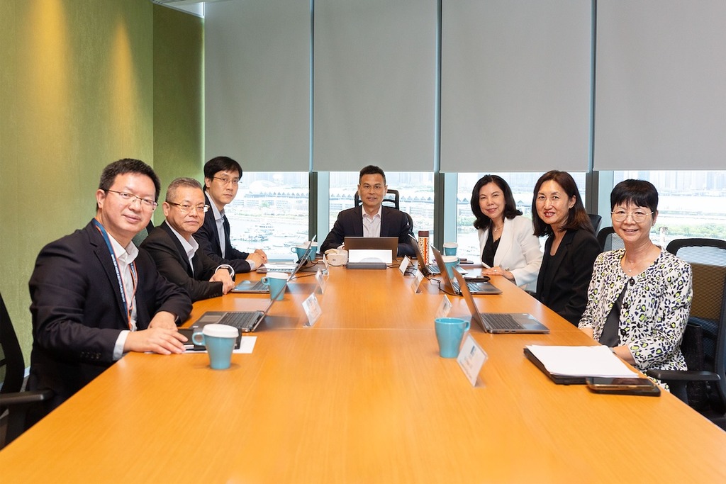 香港寬頻董事會成員(左起)羅偉民、雷立群、李昕、凌浩、鍾郝儀、張明明及鍾潔儀。