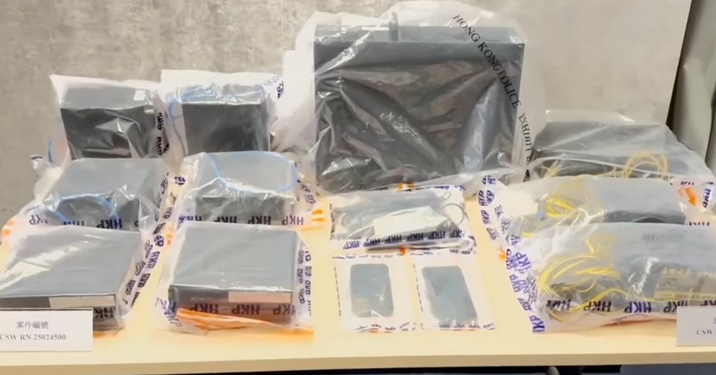執法人員在院舍拆除的礦機配件證物。(來源:星島頭條)