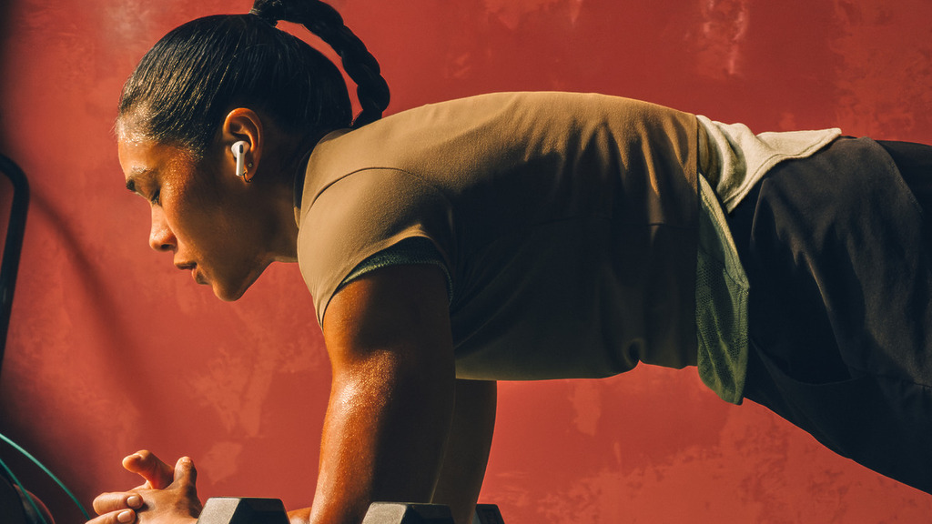今年初,Apple 旗下的 Beats 已經推出了具備心率追蹤功能的 Powerbeats Pro 2 耳機,透過 LED 光學感測器測量血流脈動來監測心率,並將相關數據將能同步至主流健身應用程式。而 Apple 今次亦將這套技術帶到 AirPods Pro 3 上使用。