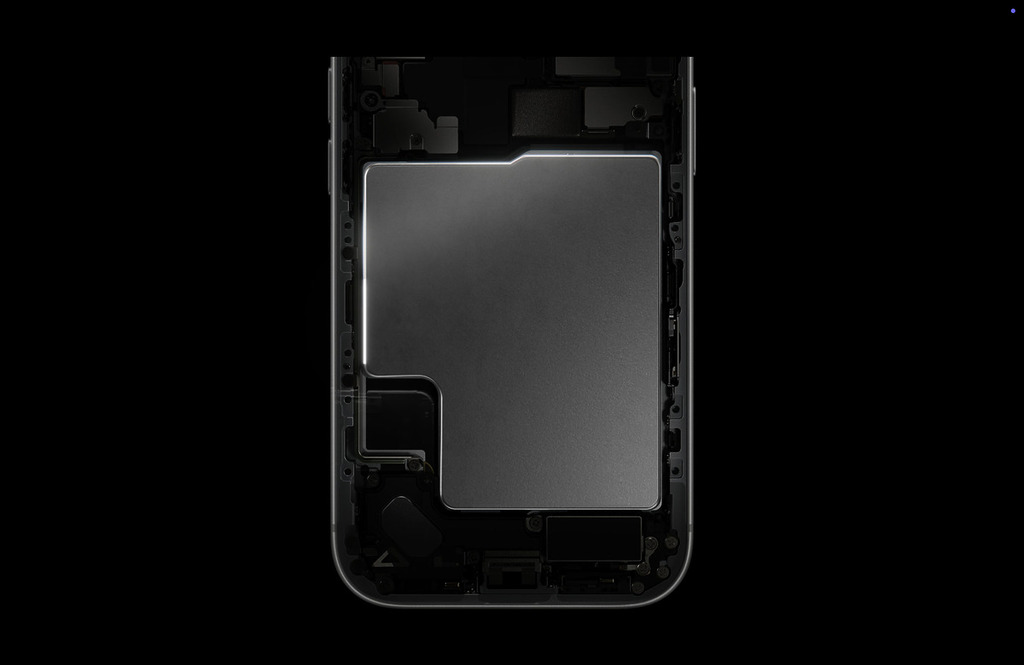 中國版和國際版 iPhone 17 Pro 電池要留位予 Nano SIM 卡插位，左下方讓出了一小角。
