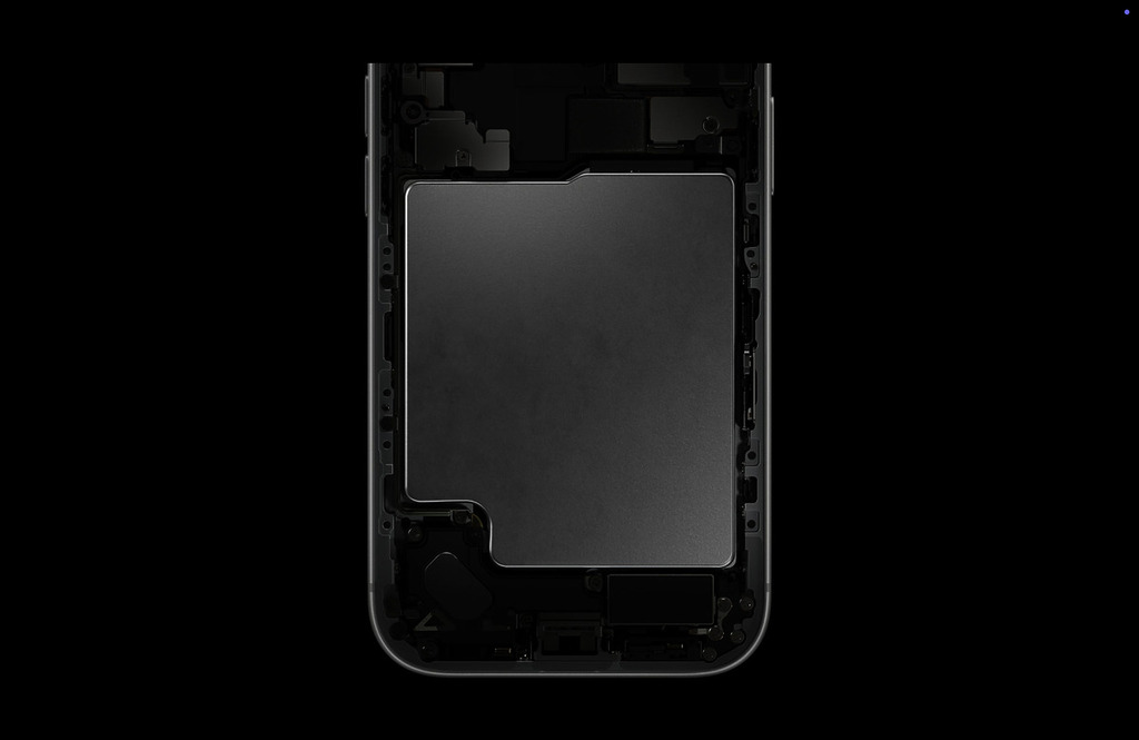 美國版 iPhone 17 Pro 採用全 eSIM 設計，不用留位予 SIM 卡插槽，電池也可大多一點點，換來多 2 小時的電池播片時間。