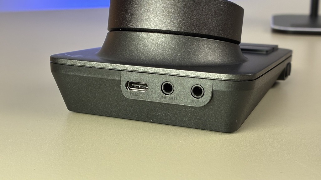 基座後方的輸出輸入及 USB-C 介面。