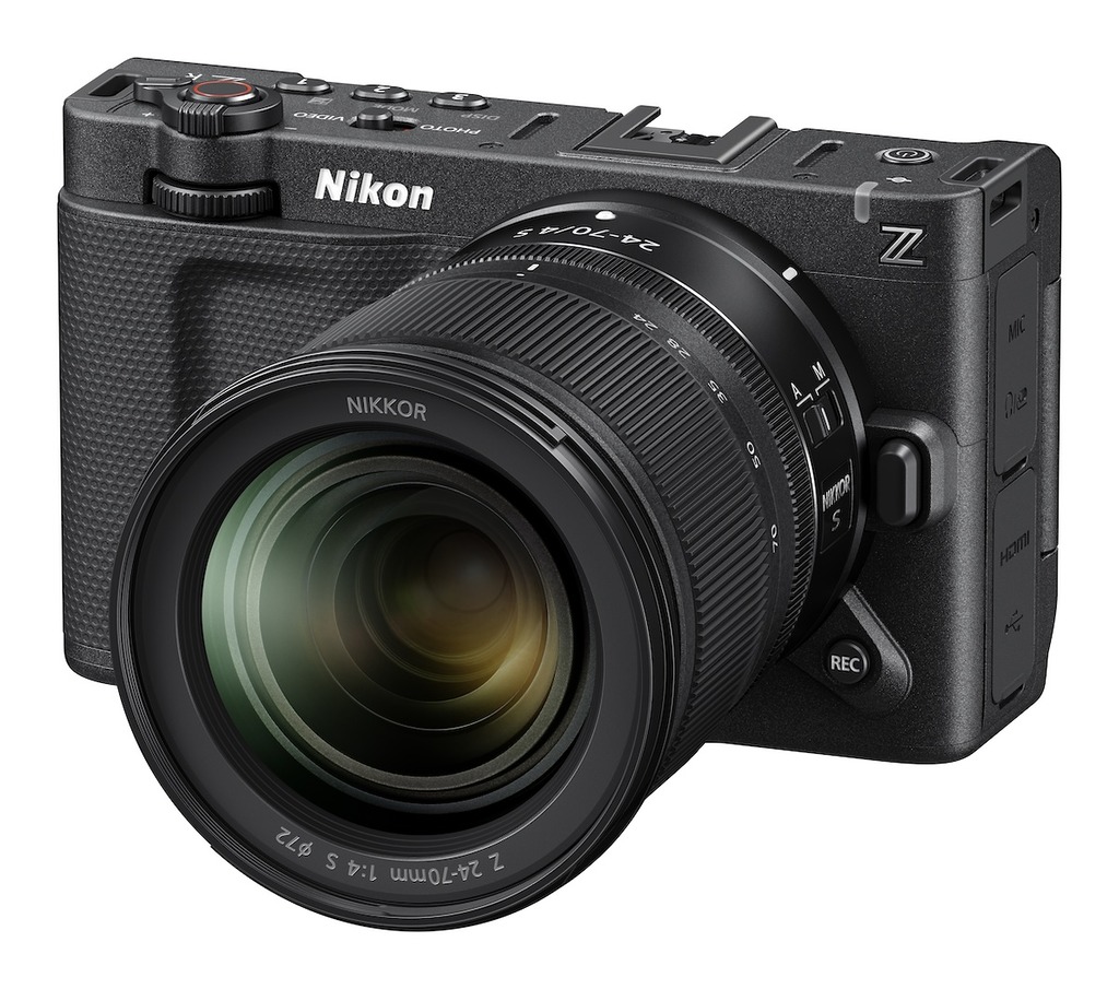 Nikon 以機身更輕更細的 ZR 迎戰,有著更佳的便攜性。