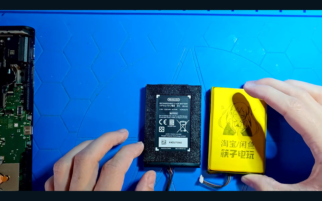 片中 naga 是從中國買來一顆個電池容量為 8,000 mAh 的電池,但明顯新電池會比舊有原廠電池大一點