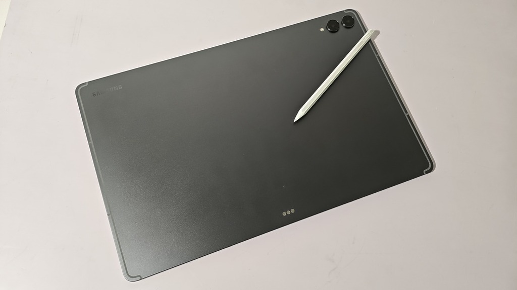機身設計沿用 Galaxy S 系手機的簡約沉穩風格，感覺很商務。