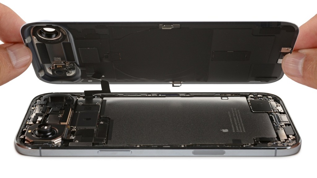 iPhone Air 採用雙面介入設計,維修時除了吸出屏幕之外,也可以揭開背面玻璃,降低維修難度。