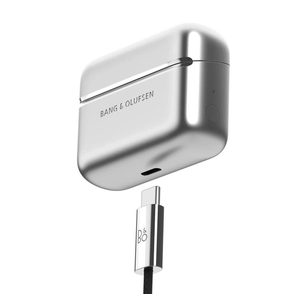 Beo Grace 的充電盒亦可作為發射器，只要連接手機、電腦的 USB，就能支援 LC3 編碼，能提供音色純淨更低時延的音樂。