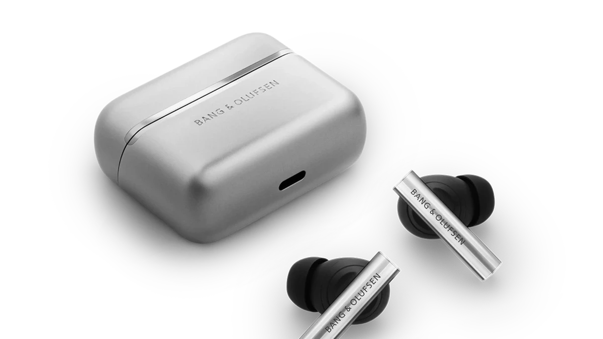 Beo Grace 採用了旗艦款耳機 Beoplay H100 的音響設計，以帶來高品質的音色。B&O 更以「可穿戴雕塑」來形容這款耳機。