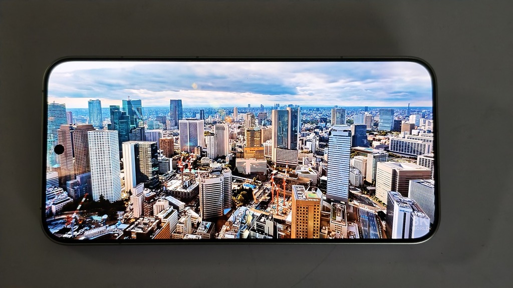 屏幕方面，就用上 6.83 吋 1,280 x 2,772 解像度 AMOLED 屏幕