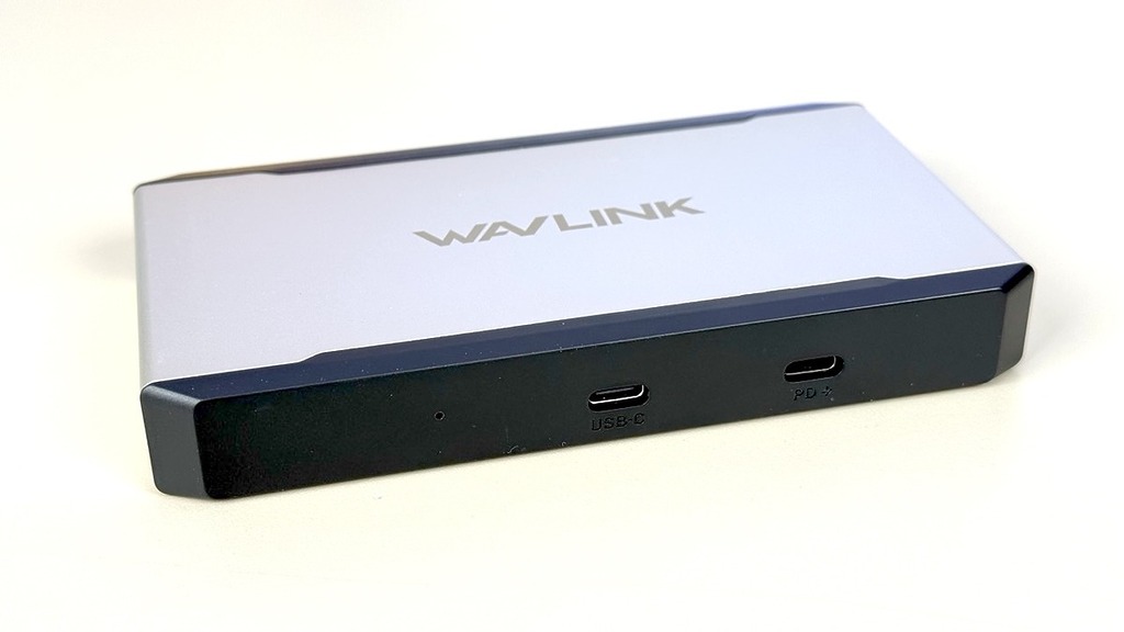 WL-UG7701 是座枱型轉接器，需要額外供電，以便連接三個屏幕和向主機供電。