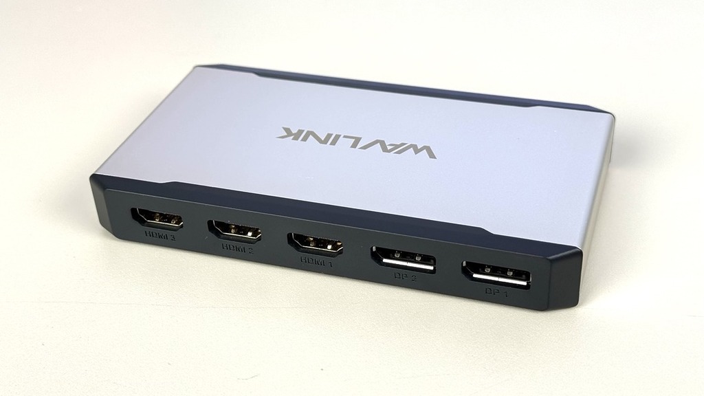 設有 3x HDMI+2x DP 共 5 個接口，可任意選擇當中 3 個作輸出。