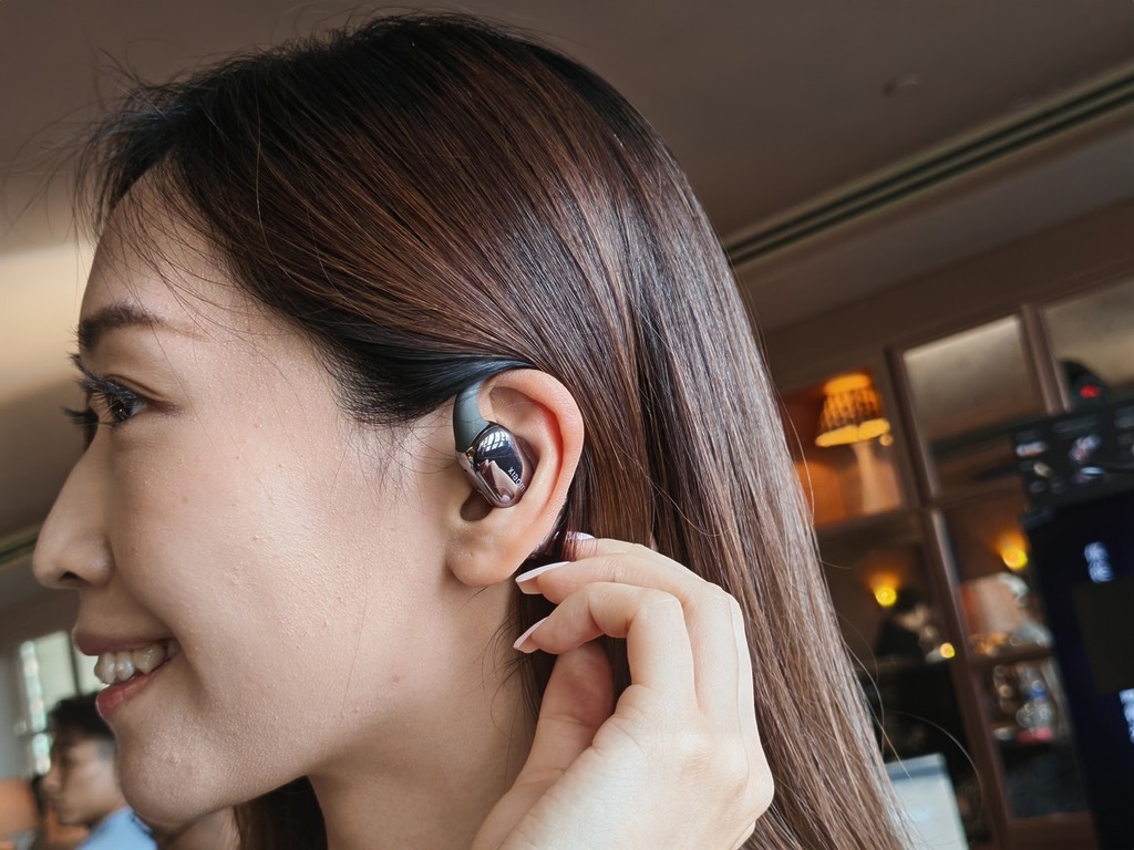 Xiaomi 開放式耳機 Pro 以輕量化人體工學設計，其三點支撐系統與外傾式耳塞設計，能均勻分散壓力，減輕長時間配戴造成的耳部疲勞。彈性記憶鈦合金材料能適應不同耳型，確保穩固貼合不易脫落。