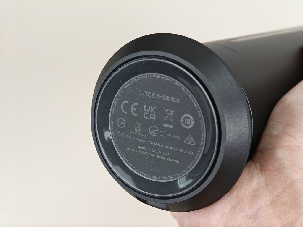 在 Insta360 Wave 底部加入吸力設計，因此放在桌面相當穩定。