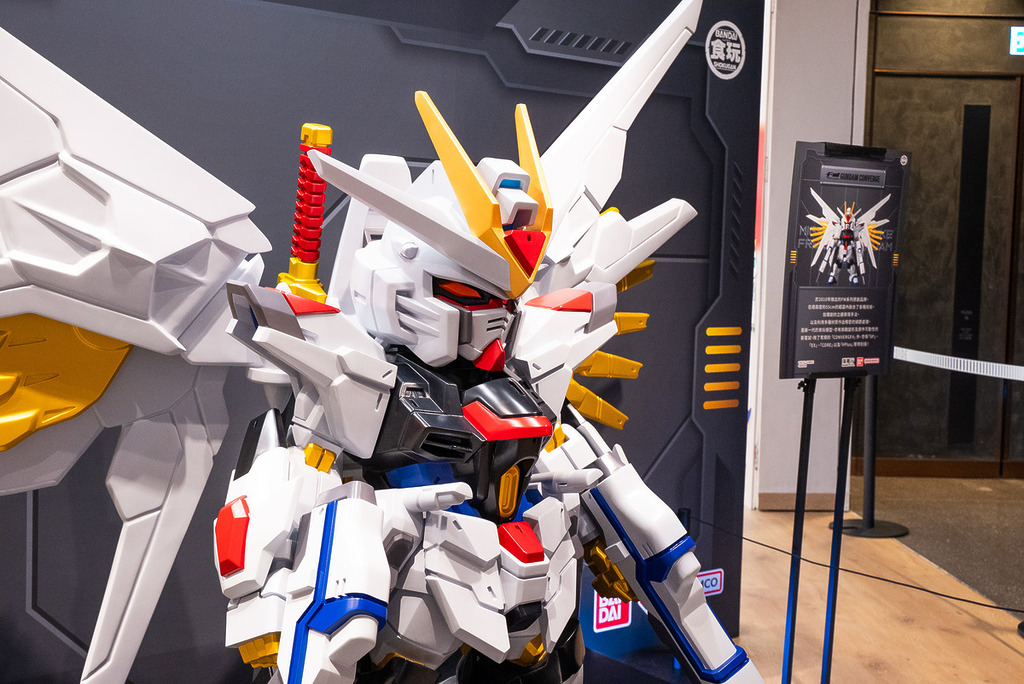 約 1.8m 高 SD「突擊自由高達極」。