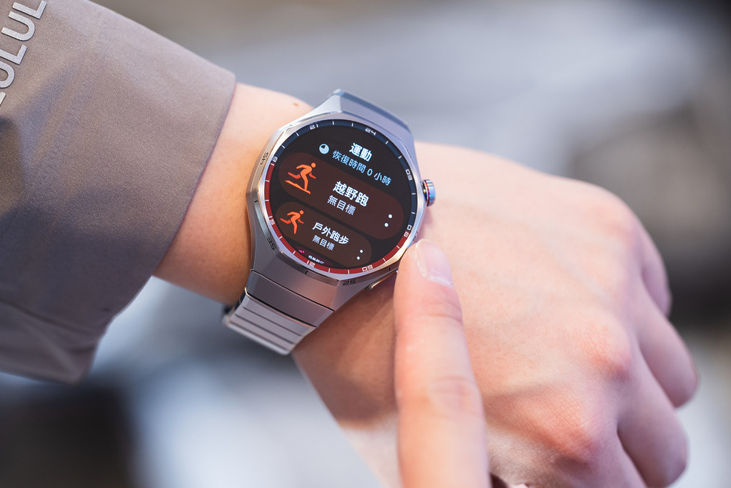 
HUAWEI WATCH GT 6 Pro 越野跑模式，將透過精準定位系統、海拔趨勢圖、實時坡度分析等核心功能，協助跑者準確判斷路線難點，合理分配體能，提升表現。