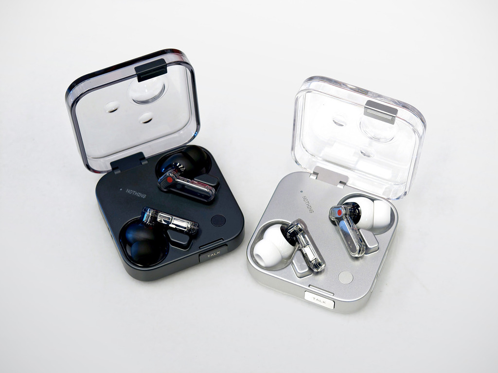 今代 Nothing Ear (3) 最大的賣點，絕對是她的充電盒，採用了鋁合金材物料，和以往 Nothing Ear 系列的塑膠外殼當然有很大的分別。