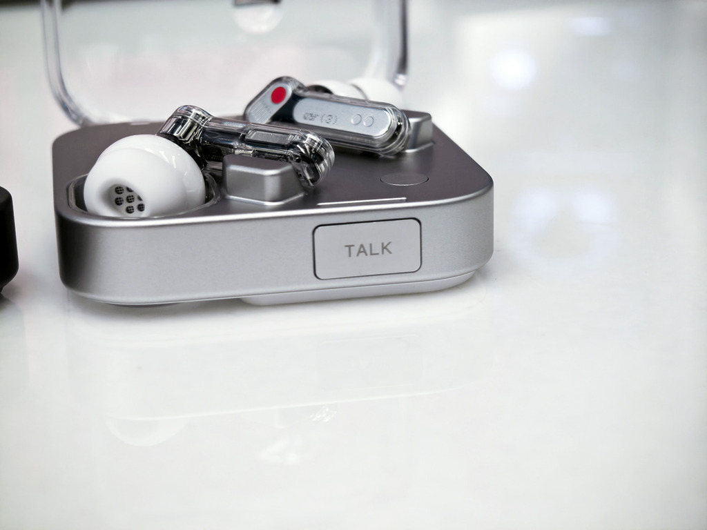 充電盒側面有一個「TALK」按鍵，並內設有雙麥克風系統，搭載環境過濾技術， 專注於收錄使用者聲音，最高可消除周遭達 95db 的噪音。 用戶只需按下充電盒上的「TALK」鍵就能使用「Super Mic」功能。