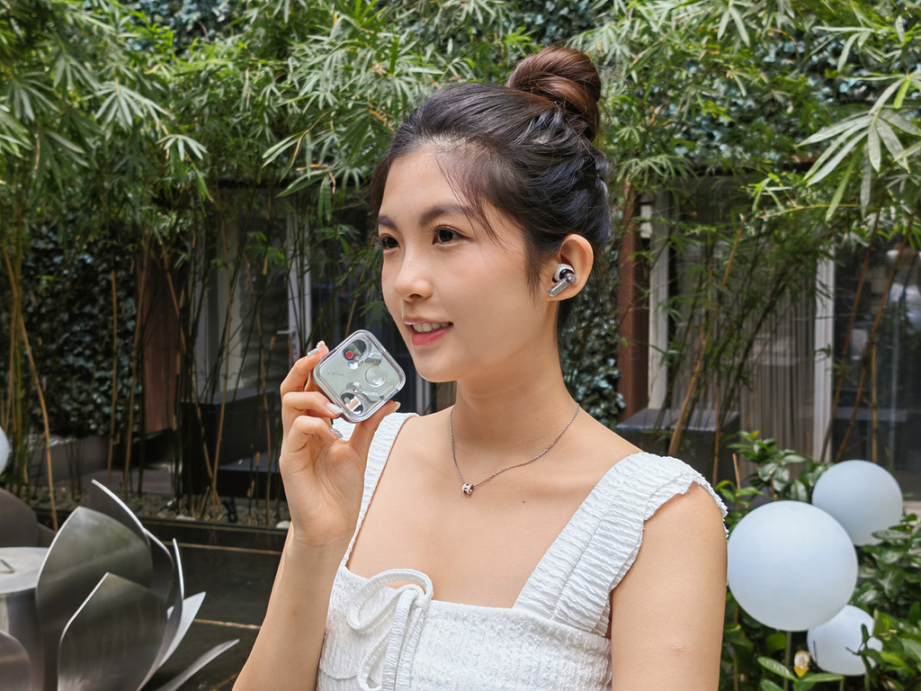 用家在嘈雜的環境中，亦能利用耳機的充電盒作為收音咪，以進行清晰通話或錄音。