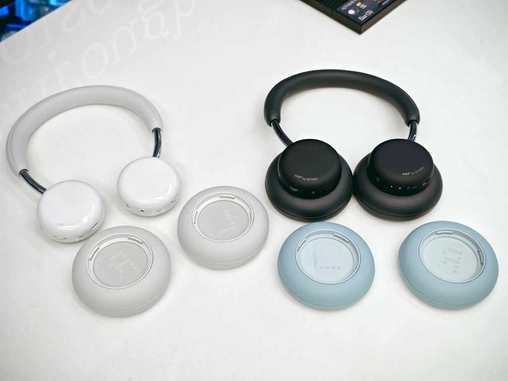 雖然 CMF Headphone Pro 沒有 Nothing 的科技感，但就延續了 CMF 的「玩色」設計，耳機會有多款顏色的耳墊（基本有淺灰、淺綠及深灰三種顏色，可另購淺綠或橙色耳墊），可用來配襯日常穿搭，特顯個人風格。