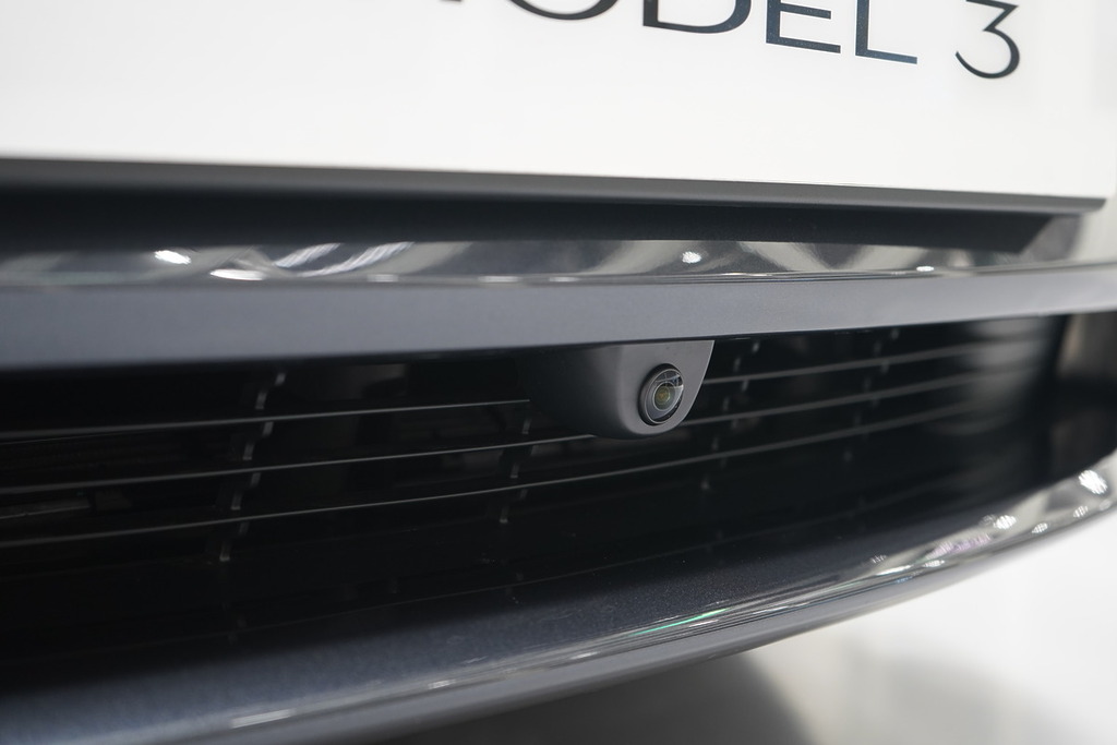 新增前向鏡頭，提升了 Tesla Model 3 的視野範圍，並支援 Tesla Vision 視覺系統，以提升車輛在 Autopilot 自動輔助駕駛的準確度。