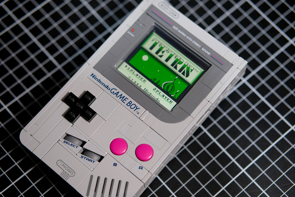 LEGO 72046「GAME BOY」正式推出不久，外國就有玩家將這台原本只能當擺設的東西，變成一部真的可以插入卡帶，可以玩到遊戲的真 GAME BOY。