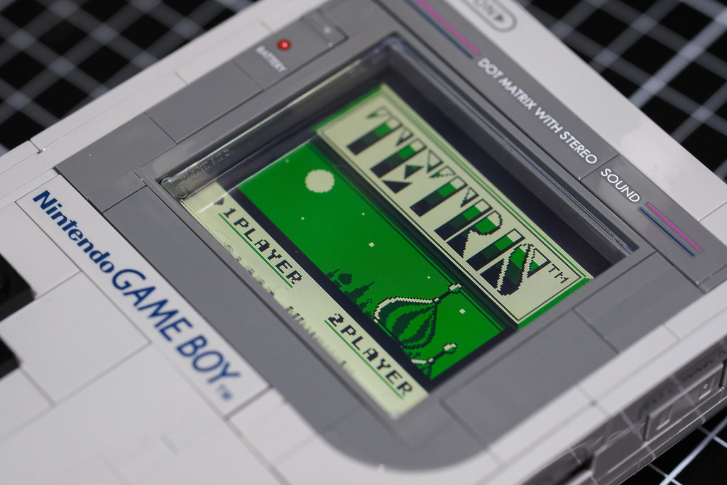這款 LEGO GAME BOY 可插入卡帶來執行《俄羅斯方塊》。