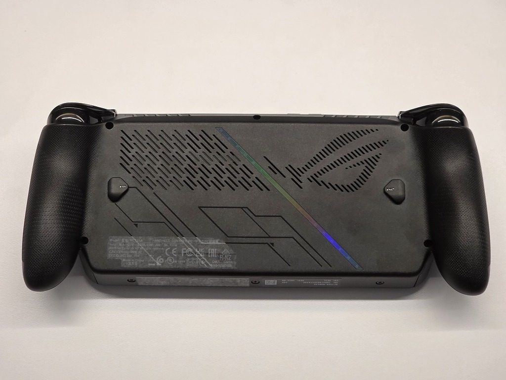 手把位參考 Xbox  設計，拎起來更有手感。