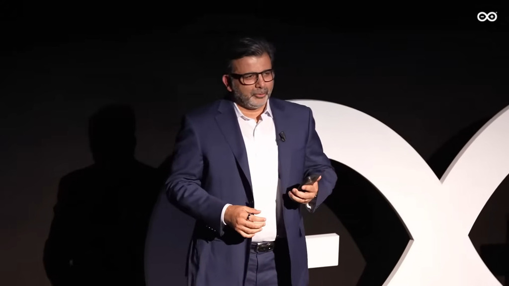 Qualcomm 自動化與工業及嵌入式物聯網集團總經理 Nakul Duggal 出席 From Blink to Think 全球發表會,公布有關 Qualcomm 收購 Arduino 的消息。