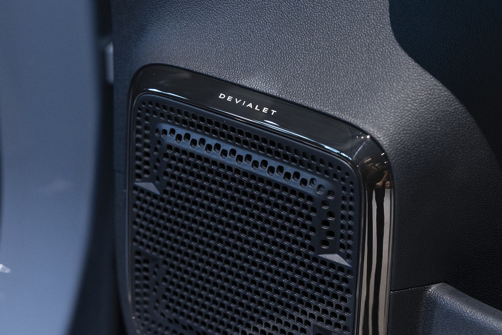 用上法國 Devialet 認證的音響系統