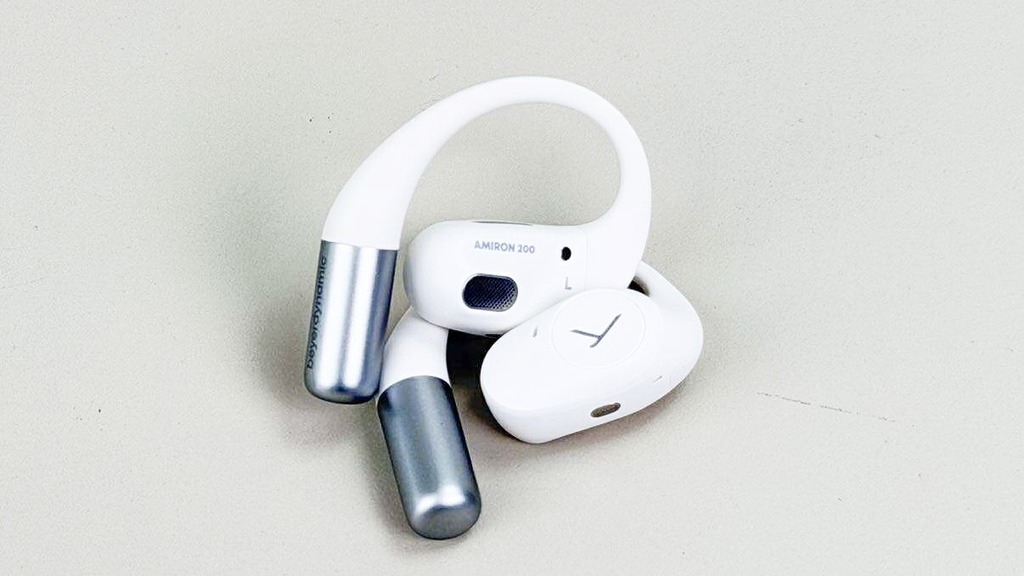 我們實試以 AMIRON 200 打電話，其雙麥克風及 ENC 通話降噪技術持續過濾惱人的環境噪音，通話相當清晰。而且耳機在漏音控制方面也有不俗的效果，能有效保障用戶的私隱。