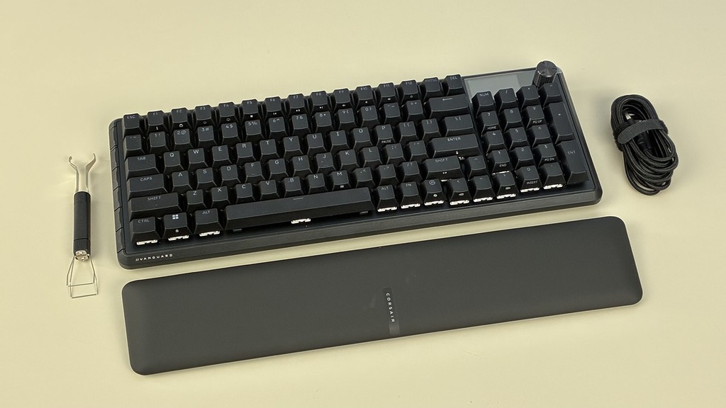 配件一覽,包括:鍵盤本體、USB-C 線、拔鍵器、掌托。