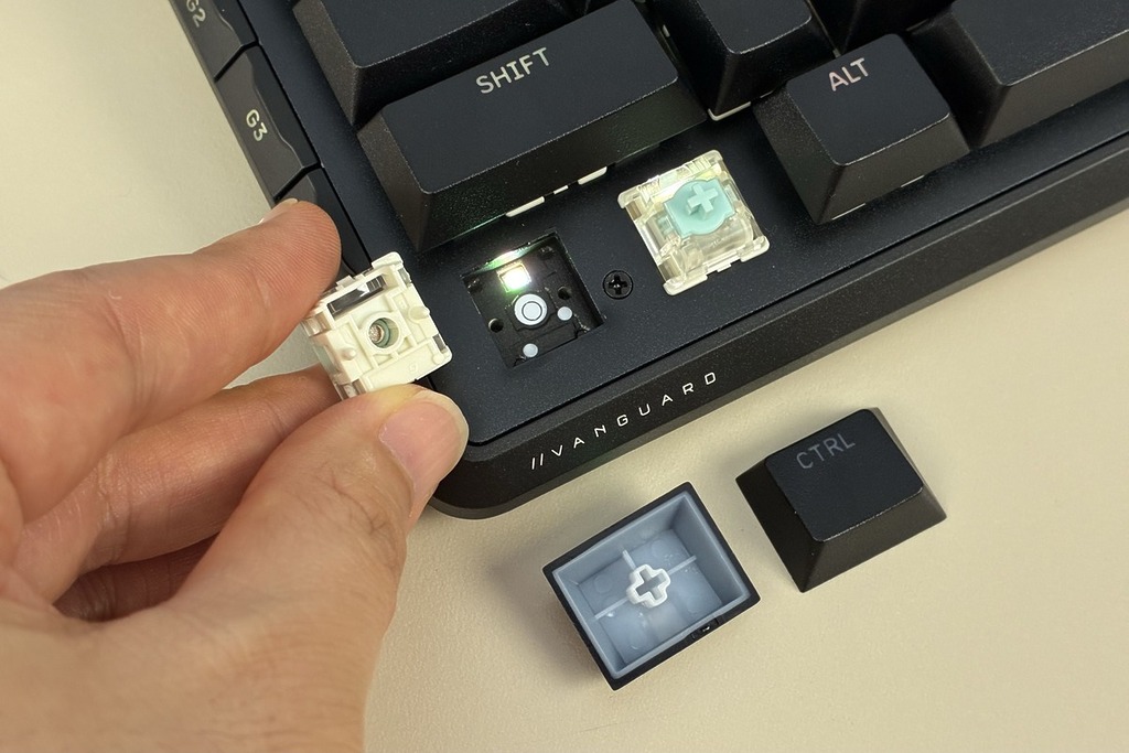 CORSAIR MLX 磁軸及 PBT 鍵帽