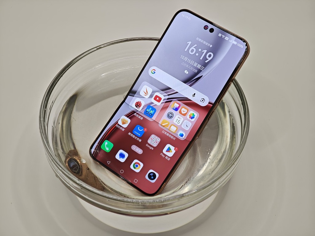 Honor X9d 浸泡水中也沒問題。