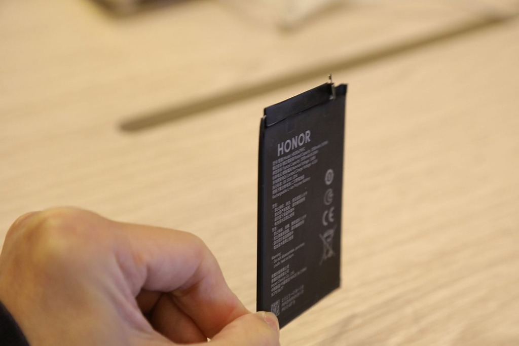 Honor 的清海湖電池,厚度僅 2.72mm 但已經能達到 4,000mAh 的電池容量,相信在電池物料的改良下,電量將會進一步提升。
