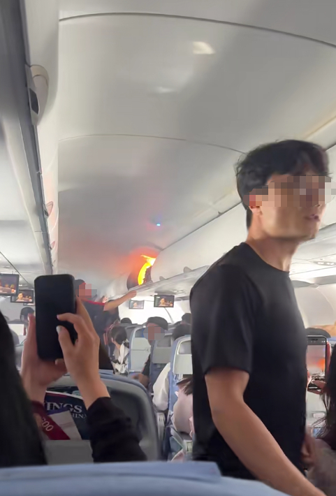 中國國際航空 CA139 航班從杭州飛往首爾,途中行李架出現火光,最後航班需急降上海浦東機場 (圖片來源 : 微博)