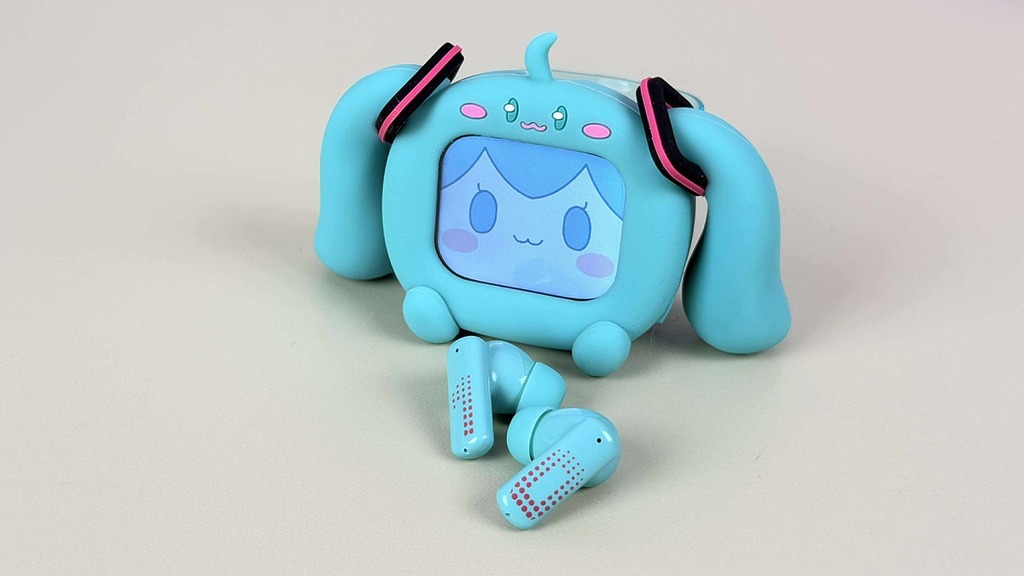 CUBE FACE 初音未來 LCD 觸控屏幕藍牙耳機，耳機最大的特色當然是可愛到炸烈的矽膠保護套以及觸控 LCD 屏幕。