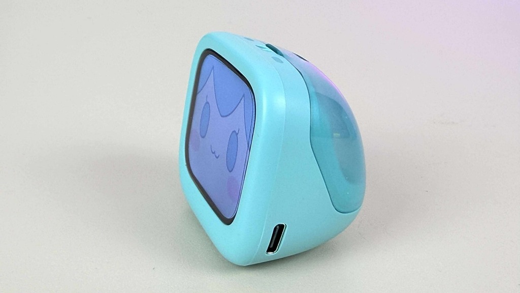 拿掉保護套，可看到充電盒的外型有點像 iMac G3。