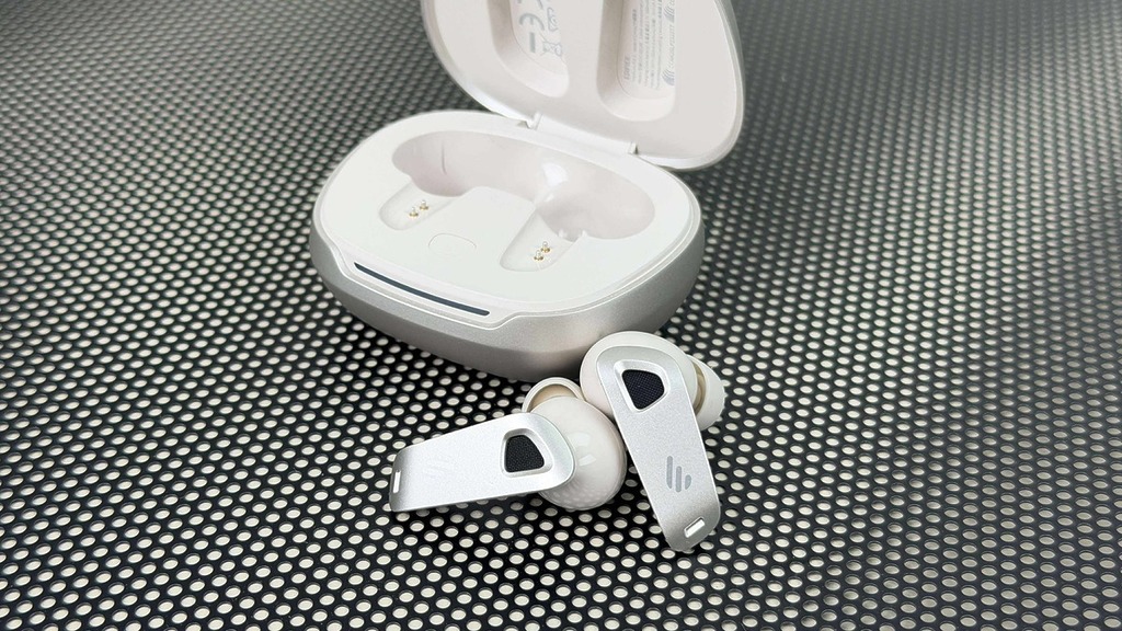 NeoBuds Pro 3 採用 10mm 動圈 + Knowles 婁氏動鐵的混合單元架構。分別處理音樂的低頻和中高頻訊號,令三路分音更清晰。