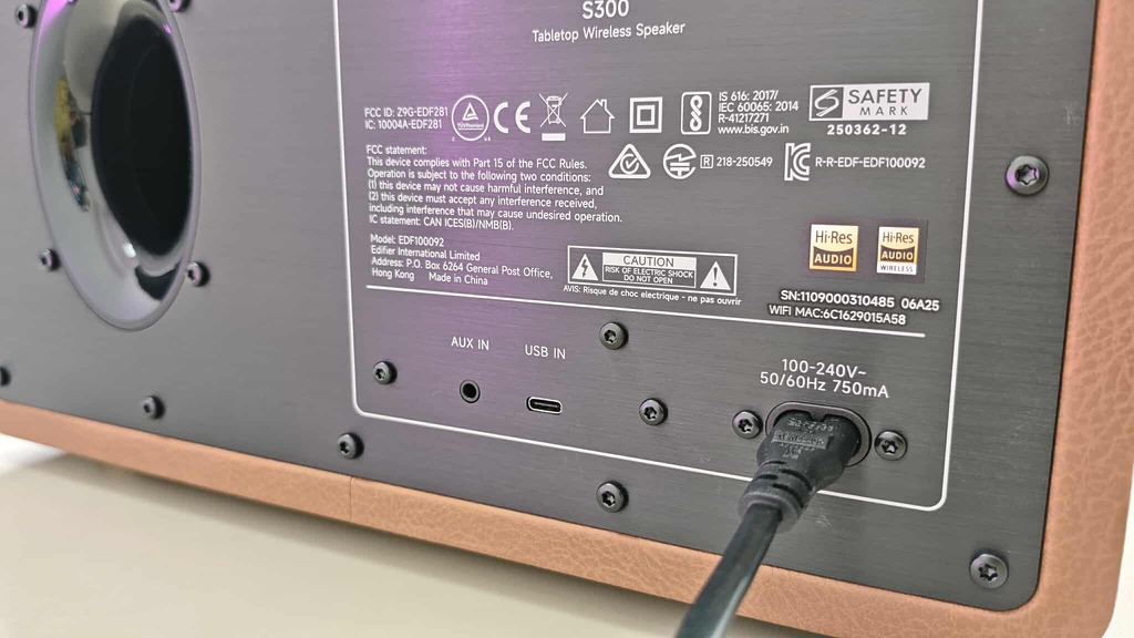 支援包括藍牙、Wi-Fi、USB-C 及 AUX 輸入,並獲得 Hi-Res Audio、Hi-Res Audio Wireless 認證。