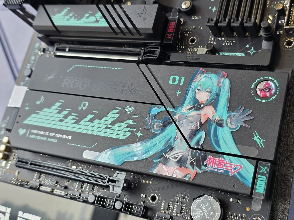 ASUS x 初音聯乘第二彈重裝搶眼二次元ROG 主題機- PCM