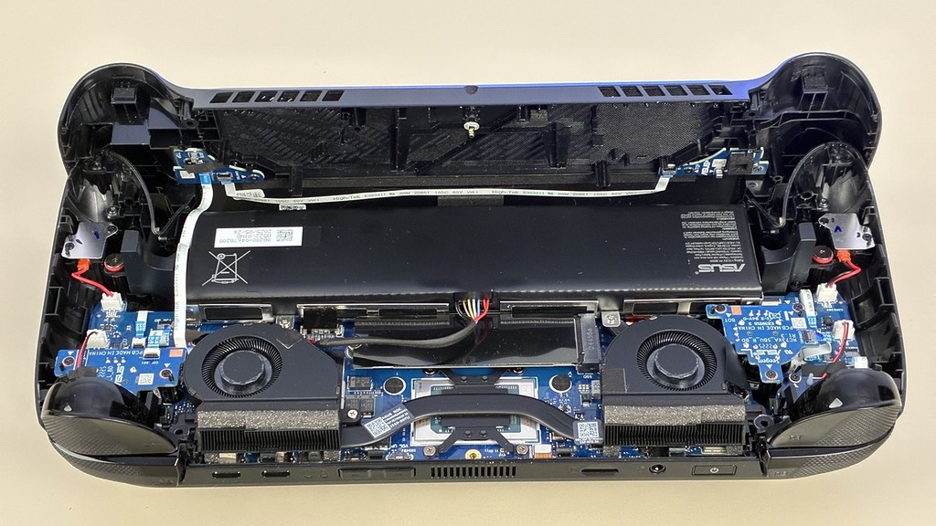 內部的維修便利度算不錯,可直接換 SSD、模擬桿的子 PCB。