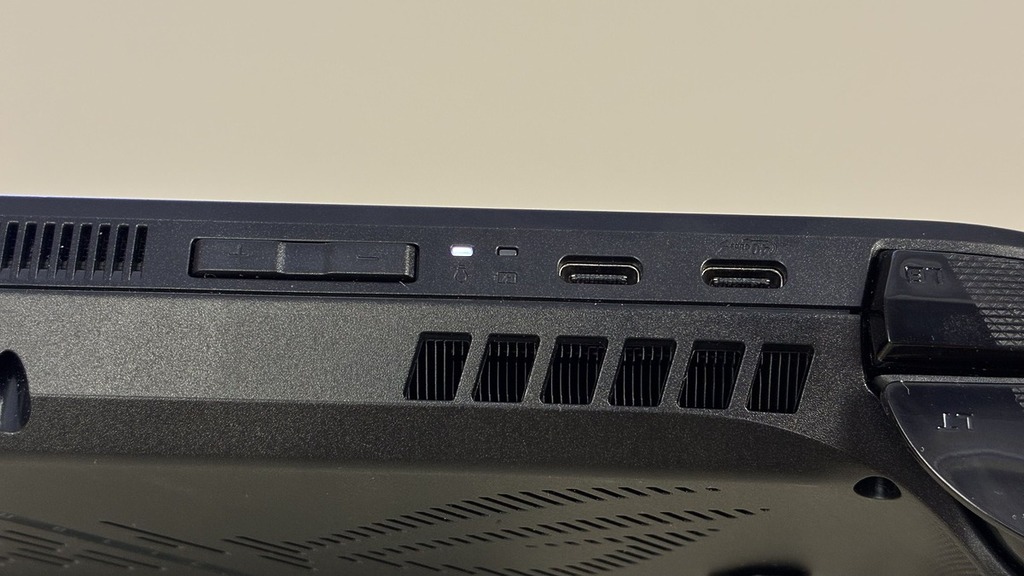 一個 USB 3.2 Gen 2 Type-C 埠,另一個 Type-C USB 4 及 Thunderbolt 4。