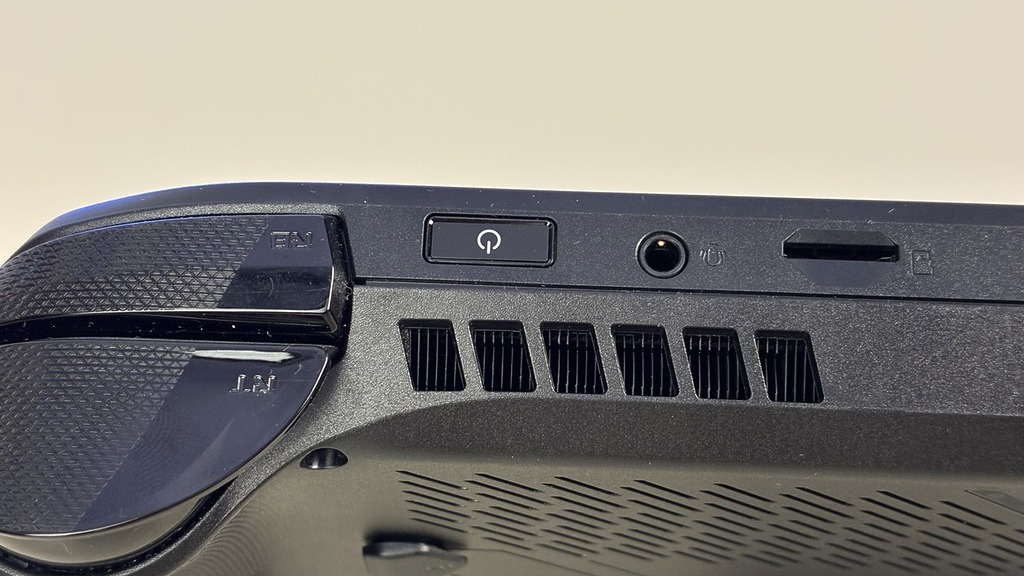 電源鍵兼指紋掃瞄器,以及內置 UHS-II microSD 讀卡機。