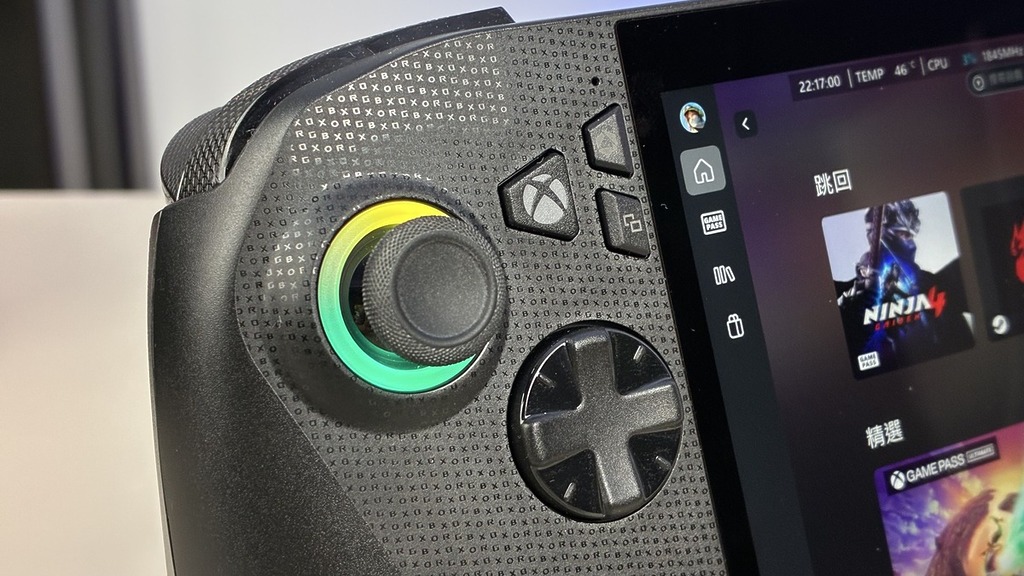 控制器獲 Xbox 授權設計,有 Xbox 鍵。